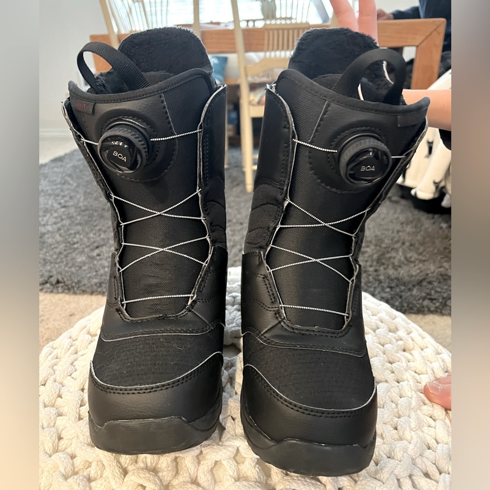 Brand New Women’s Mint Snowboard Boots